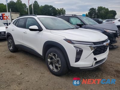Czwarte zdjęcie samochodu z boku: 2025 CHEVROLET TRAX 1LT VIN:KL77LHEP5SC269927 - miniatura