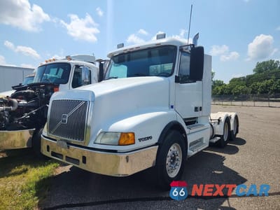 2003 VOLVO VNL SEMI TRUCK 4V4NC9TJ73N340487 - główne zdjęcie licytacji z USA - miniatura