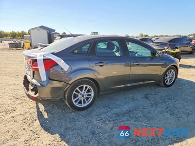 Trzecie zdjęcie samochodu z tyłu: 2018 FORD FOCUS SE VIN:1FADP3F2XJL261097 - miniatura