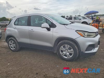 Czwarte zdjęcie samochodu z boku: 2017 CHEVROLET TRAX LS VIN:KL7CJKSBXHB185174 - miniatura