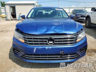 Piąte zdjęcie samochodu w środku: 2017 VOLKSWAGEN PASSAT R-LINE VIN:1VWDT7A34HC070652 - miniatura