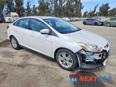 Czwarte zdjęcie samochodu z boku: 2012 FORD FOCUS SEL VIN:1FAHP3H20CL152472 - miniatura