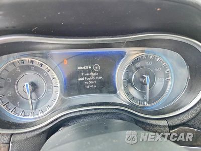 Zdjęcie 9 z 12 samochodu: 2019 CHRYSLER 300 LIMITED VIN:2C3CCAEG1KH528147 - miniatura