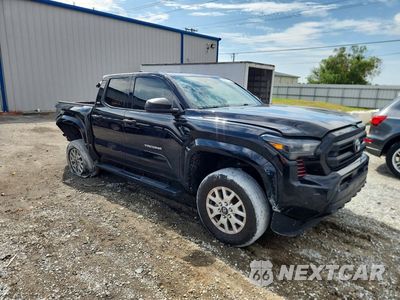 Czwarte zdjęcie samochodu z boku: 2024 TOYOTA TACOMA SR VIN:3TYKE5JN5RT024469 - miniatura