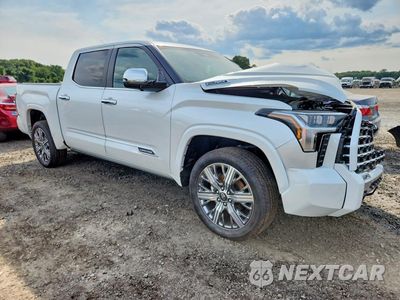 Czwarte zdjęcie samochodu z boku: 2026 TOYOTA TUNDRA CREWMAX CAPSTONE VIN:5TFVC5DB8TX123224 - miniatura