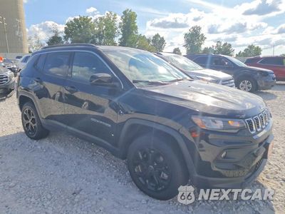 Czwarte zdjęcie samochodu z boku: 2025 JEEP COMPASS LATITUDE VIN:3C4NJDBN6ST503623 - miniatura