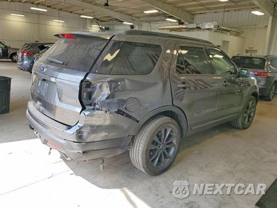 Trzecie zdjęcie samochodu z tyłu: 2018 FORD EXPLORER XLT VIN:1FM5K8D8XJGC86362 - miniatura
