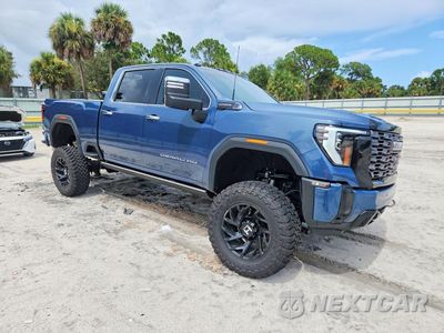 Czwarte zdjęcie samochodu z boku: 2025 GMC SIERRA K2500 DENALI ULTIMATE VIN:1GT4UXEY3SF249972 - miniatura