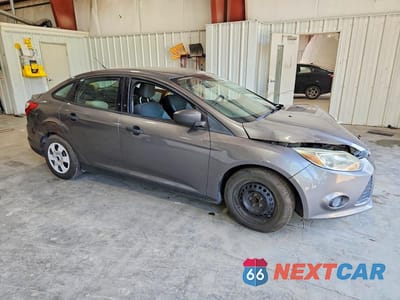 Czwarte zdjęcie samochodu z boku: 2014 FORD FOCUS S VIN:1FADP3E2XEL291420 - miniatura