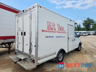 Trzecie zdjęcie samochodu z tyłu: 2020 GMC SAVANA BOX - BOX TRUCK VIN:1GD07RFG0L1139642 - miniatura