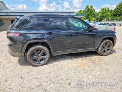 Trzecie zdjęcie samochodu z tyłu: 2025 JEEP GRAND CHEROKEE LAREDO VIN:1C4RJHAG9SC306310 - miniatura