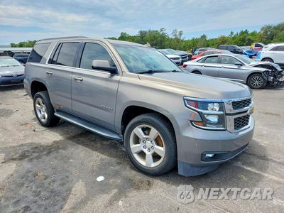 Czwarte zdjęcie samochodu z boku: 2019 CHEVROLET TAHOE C1500 LT VIN:1GNSCBKC7KR109676 - miniatura