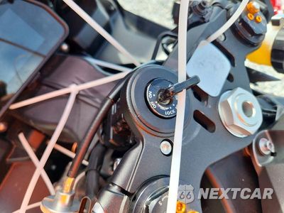 Zdjęcie 8 z 9 samochodu: 2016 YAMAHA YZFR1S VIN:JYARN42E6GA000982 - miniatura