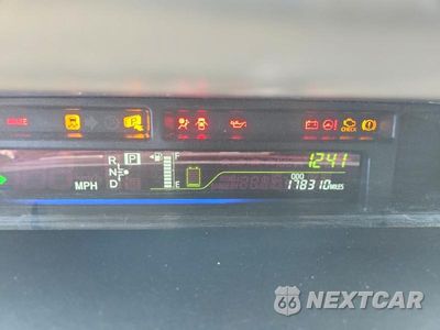Zdjęcie 9 z 12 samochodu: 2014 TOYOTA PRIUS V TWO VIN:JTDZN3EU2E3324952 - miniatura
