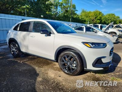 Czwarte zdjęcie samochodu z boku: 2025 HONDA HR-V SPORT VIN:3CZRZ2H56SM748867 - miniatura