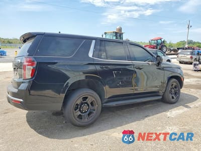 Trzecie zdjęcie samochodu z tyłu: 2021 CHEVROLET TAHOE C1500 VIN:1GNSCLED8MR372188 - miniatura