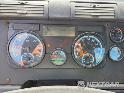 Zdjęcie 9 z 12 samochodu: 2017 FREIGHTLINER CASCADIA 113 SEMI TRUCK VIN:1FUBGBDV0HLHH2540 - miniatura