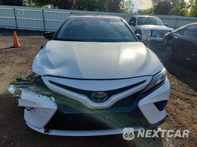 Piąte zdjęcie samochodu w środku: 2018 TOYOTA CAMRY XSE VIN:4T1B61HK5JU158987 - miniatura