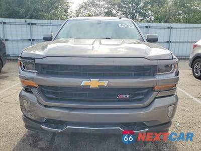 Piąte zdjęcie samochodu w środku: 2017 CHEVROLET SILVERADO K1500 LT VIN:3GCUKREC2HG382462 - miniatura