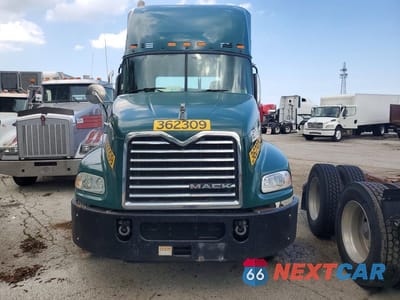 Piąte zdjęcie samochodu w środku: 2017 MACK CXU612 SEMI TRUCK VIN:1M1AW01X3HM009617 - miniatura