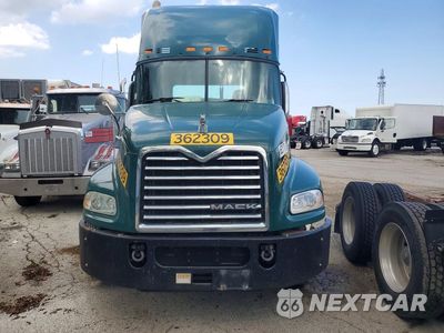 Piąte zdjęcie samochodu w środku: 2017 MACK CXU612 SEMI TRUCK VIN:1M1AW01X3HM009617 - miniatura