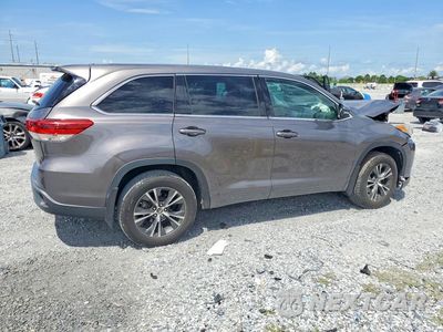 Trzecie zdjęcie samochodu z tyłu: 2018 TOYOTA HIGHLANDER LE VIN:5TDZARFH2JS040150 - miniatura