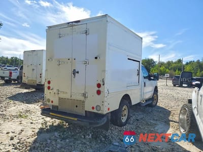 Trzecie zdjęcie samochodu z tyłu: 2015 FORD F250 SUPER DUTY BOX TRUCK VIN:1FDBF2B62FED21601 - miniatura