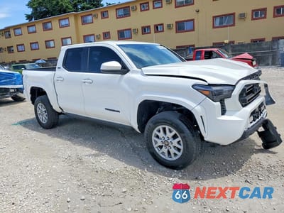 Czwarte zdjęcie samochodu z boku: 2026 TOYOTA TACOMA SR5 VIN:3TYKB5FN1TT041858 - miniatura