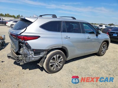 Trzecie zdjęcie samochodu z tyłu: 2023 TOYOTA HIGHLANDER HYBRID XLE VIN:5TDKBRCH7PS115789 - miniatura
