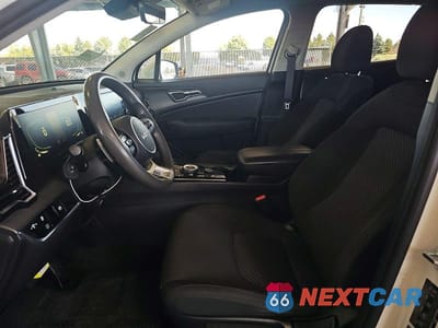 Piąte zdjęcie samochodu w środku: 2023 KIA SPORTAGE LX VIN:KNDPUCAG6P7059930 - miniatura