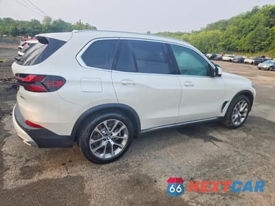Trzecie zdjęcie samochodu z tyłu: 2026 BMW X5 XDRIVE50E VIN:5UX43EU02T9382370 - miniatura