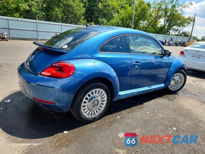 Trzecie zdjęcie samochodu z tyłu: 2016 VOLKSWAGEN BEETLE SE VIN:3VWJ07AT5GM617016 - miniatura