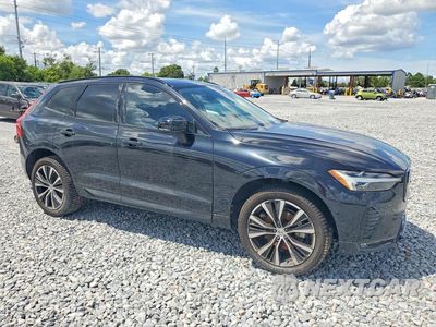 Czwarte zdjęcie samochodu z boku: 2023 VOLVO XC60 PLUS VIN:YV4L12RL2P1370239 - miniatura