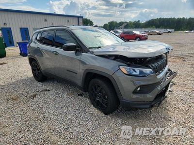 Czwarte zdjęcie samochodu z boku: 2023 JEEP COMPASS LATITUDE VIN:3C4NJDBN9PT521542 - miniatura