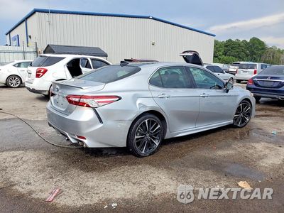 Trzecie zdjęcie samochodu z tyłu: 2020 TOYOTA CAMRY XSE VIN:4T1K61AKXLU980245 - miniatura