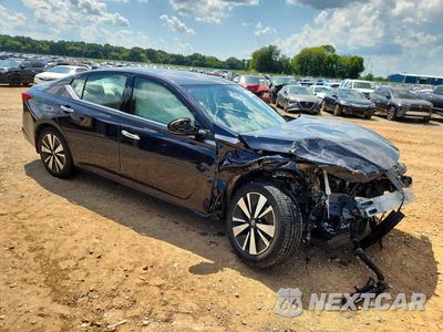 Czwarte zdjęcie samochodu z boku: 2019 NISSAN ALTIMA SV VIN:1N4BL4DV7KC131026 - miniatura