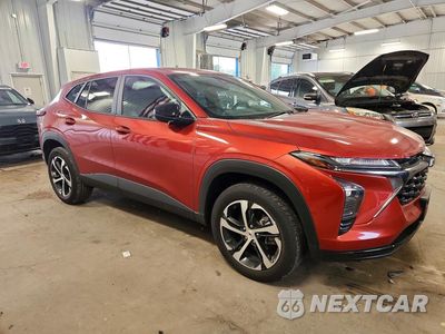 Czwarte zdjęcie samochodu z boku: 2024 CHEVROLET TRAX 1RS VIN:KL77LGE2XRC122740 - miniatura