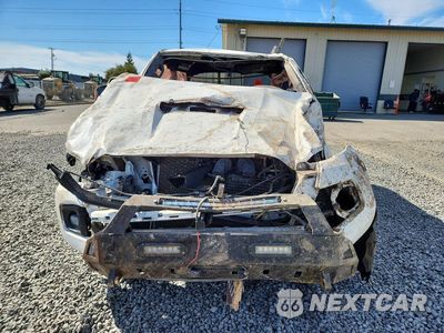 Piąte zdjęcie samochodu w środku: 2018 TOYOTA TACOMA TRD SPORT VIN:3TMCZ5AN1JM136632 - miniatura
