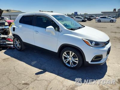 Czwarte zdjęcie samochodu z boku: 2020 CHEVROLET TRAX 1LT VIN:KL7CJLSB3LB315584 - miniatura