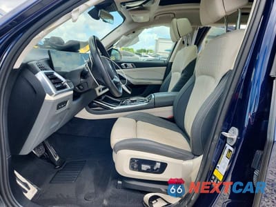 Zdjęcie 7 z 12 samochodu: 2024 BMW X7 XDRIVE40I VIN:5UX23EM05R9T29193 - miniatura