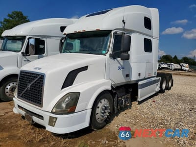 2004 VOLVO VNL SEMI TRUCK 4V4NC9GHX4N357051 - główne zdjęcie licytacji z USA - miniatura