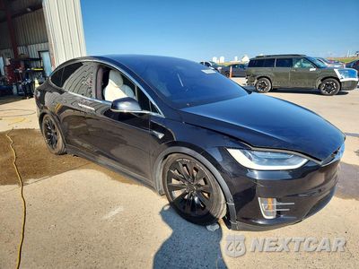 Czwarte zdjęcie samochodu z boku: 2017 TESLA MODEL X VIN:5YJXCBE23HF076644 - miniatura