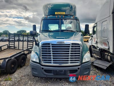 Piąte zdjęcie samochodu w środku: 2016 FREIGHTLINER CASCADIA 113 VIN:3AKBGADV1GDHE0214 - miniatura