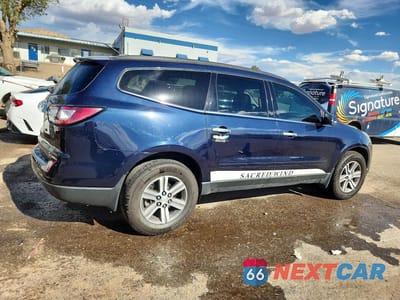 Trzecie zdjęcie samochodu z tyłu: 2017 CHEVROLET TRAVERSE LT VIN:1GNKVHKDXHJ108325 - miniatura