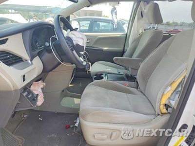 Zdjęcie 7 z 14 samochodu: 2018 TOYOTA SIENNA LE VIN:5TDKZ3DC6JS936420 - miniatura