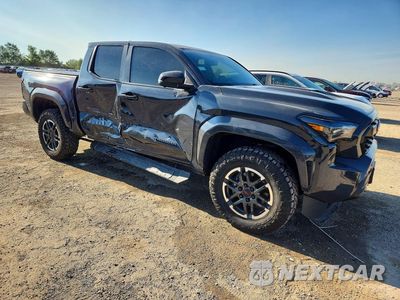 Czwarte zdjęcie samochodu z boku: 2024 TOYOTA TACOMA TRD SPORT VIN:3TYLB5JN9RT009633 - miniatura