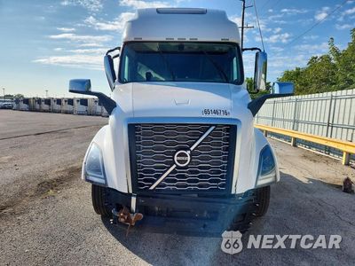 Piąte zdjęcie samochodu w środku: 2020 VOLVO VNL SEMI TRUCK VIN:4V4NC9EJ8LN197434 - miniatura