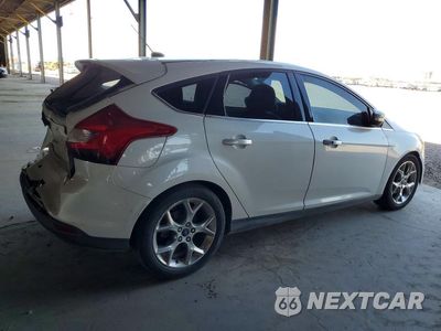 Trzecie zdjęcie samochodu z tyłu: 2014 FORD FOCUS TITANIUM VIN:1FADP3N28EL150166 - miniatura