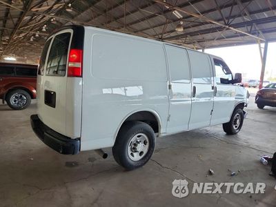 Trzecie zdjęcie samochodu z tyłu: 2018 CHEVROLET EXPRESS G2500 DELIVERY VAN VIN:1GCWGAFP5J1283779 - miniatura