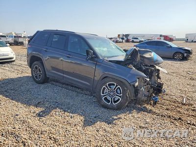 Czwarte zdjęcie samochodu z boku: 2024 JEEP GRAND CHEROKEE TRAILHAWK 4XE VIN:1C4RJYC60R8943121 - miniatura